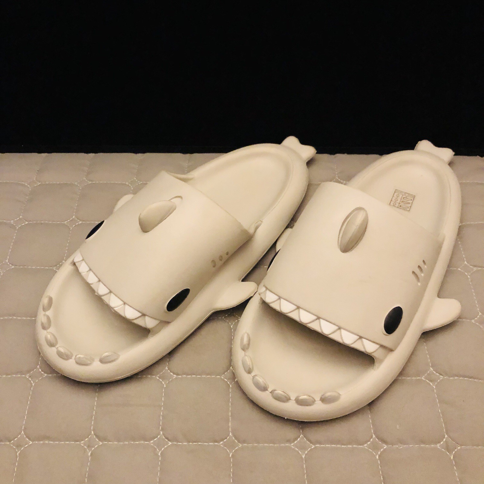 CRAYON FRIENDS SUMMER SHARK SLIPPERS SOFT NON-SLIP SHOWER WATER SLIDES 40-41