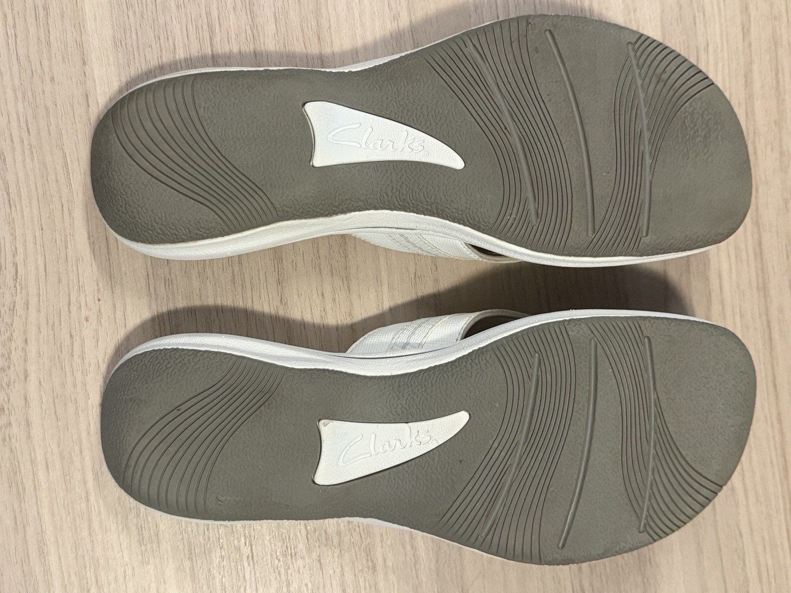 Clarks Cloudsteppers Women’s White Adjustable Strap Sandal Size 9M