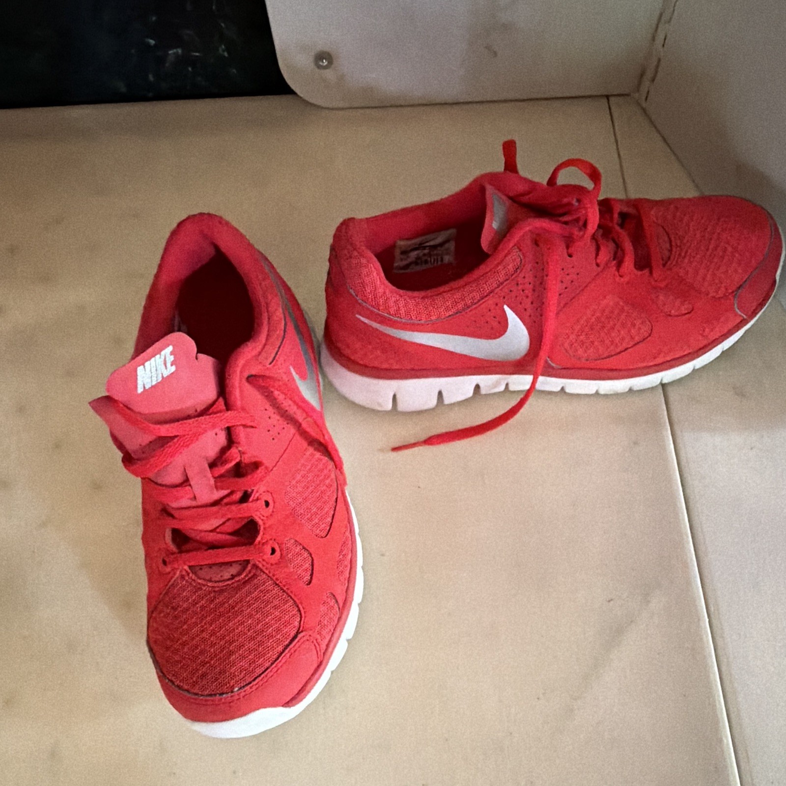 Nike Flex 2012 Women’s Mesh Low Top Lace Up Red/White/Gray Sneakers 512108