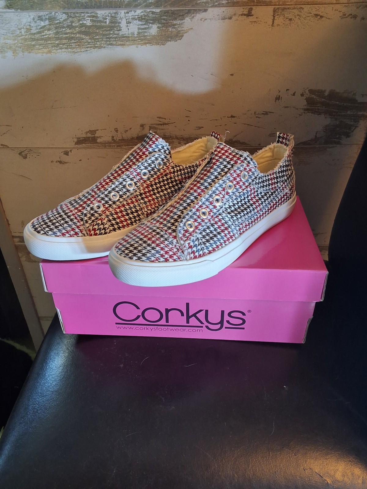 New Corkys Boutique Sz8 multi houndstooth slip on sneaker White Black Red