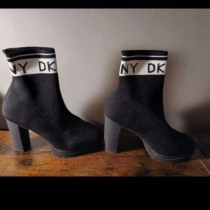 DKNY Black Knit Sock Bootie Ankle Boots Round Toe Pull On Logo Women’s 6