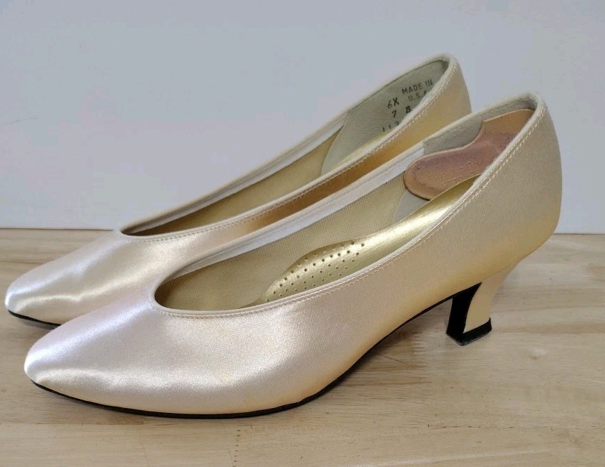 Peacocks Premier Dyeable Fabric Closed Toe Ivory Heels Size 7 B