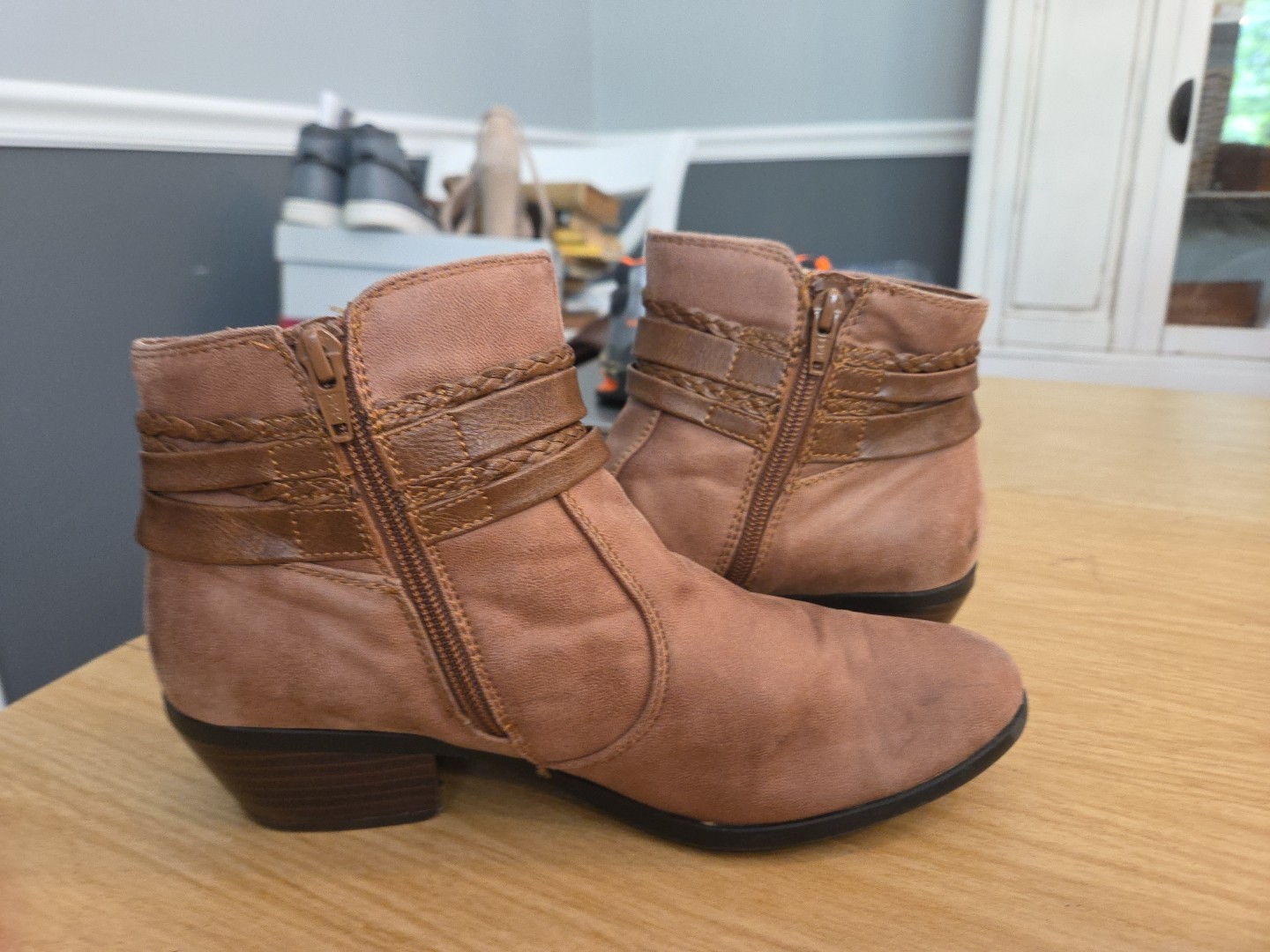 Yuu Size 8.5 Booties Heel 1.75” Shade 4” Zip #But1