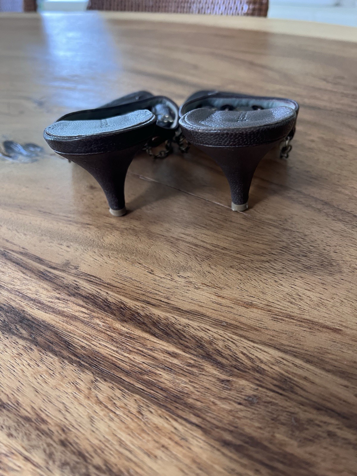 Singerson Morrison brown leather front strap w/metal chain covered kitten heel 7