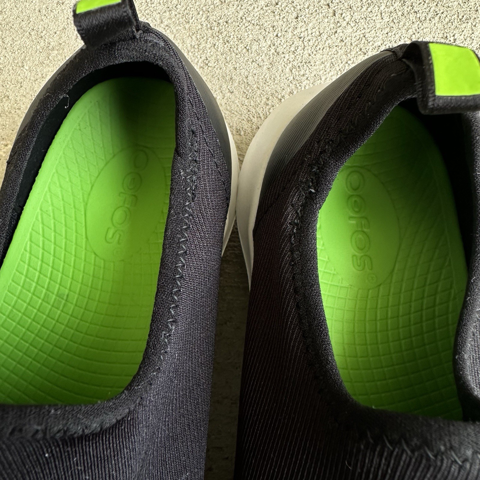 OOFOS OOmg eeZee Low Womens Size 8 Black Casual Walking Slip On Recovery Shoes