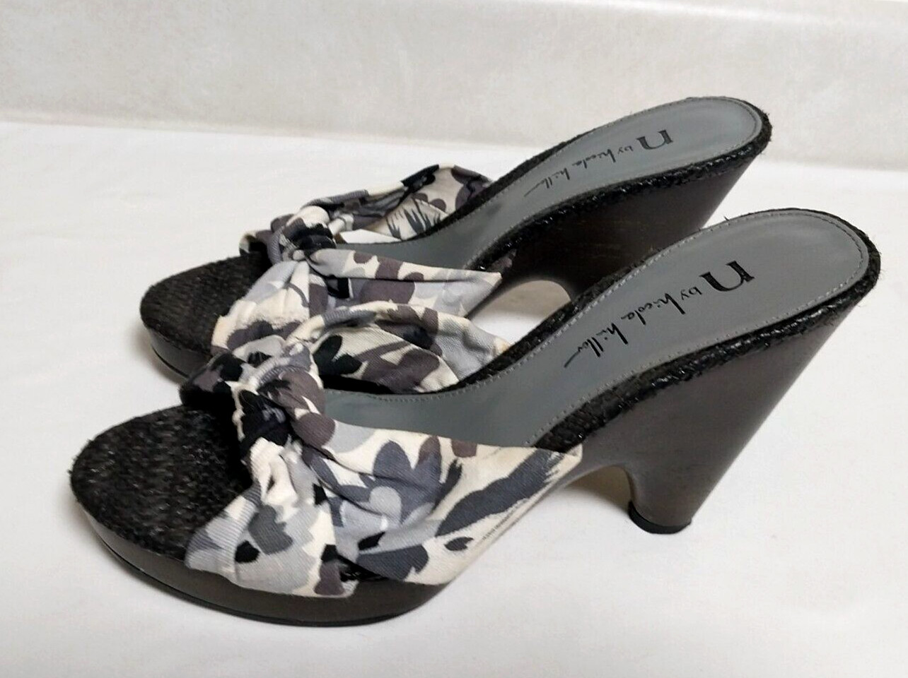 N. BY NICOLE MILLER PLATFORM HEEL BLACK GRAY WHITE FLORAL 4.25″ HEEL SIZE 7.5M