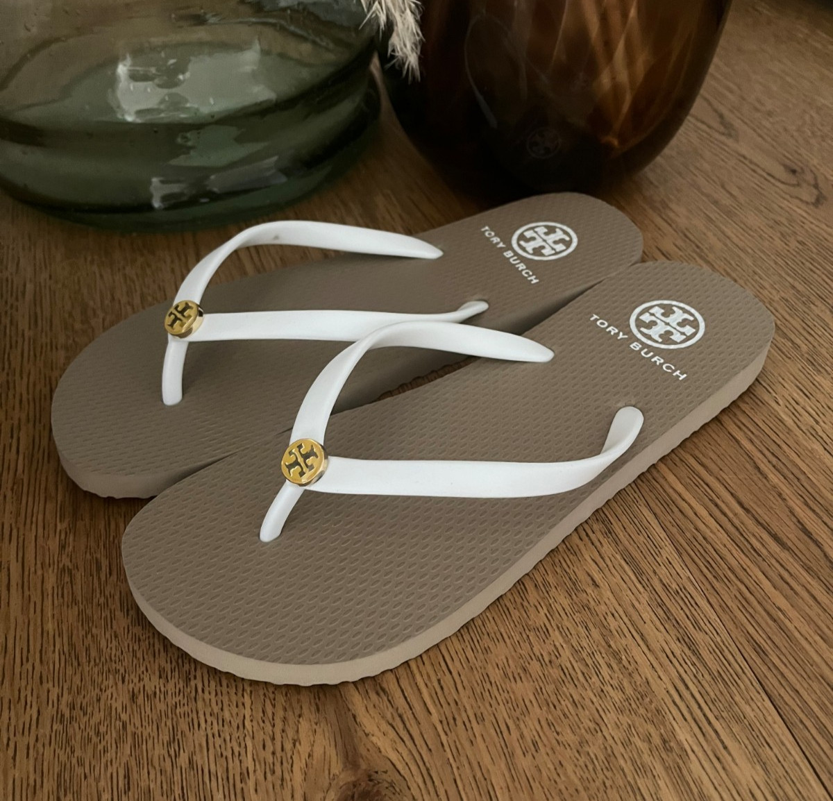 TORY BURCH Flip Flops 9 US Tan White Classic Summer Beach Rubber Sandals