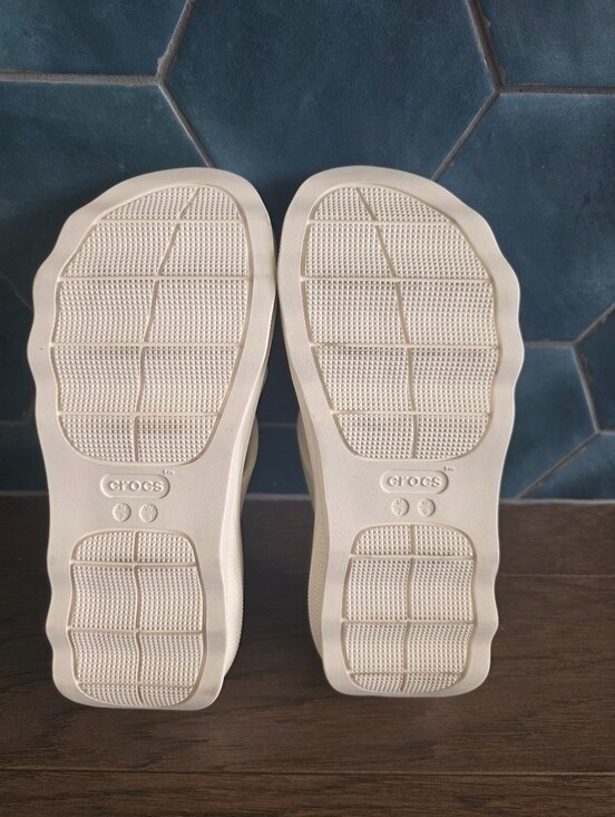 CROCS Mega Crush Ivory Triple Strap Platform Sandals BRAND NEW Size 9