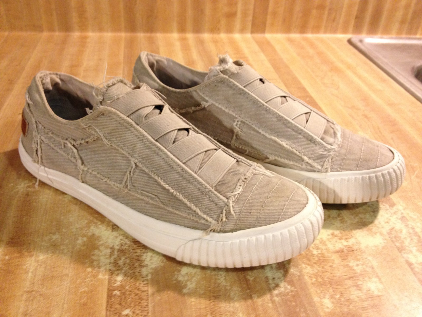Blowfish Malibu Womens 8M Marley Tan Canvas Distressed Low Top Slip On Sneakers