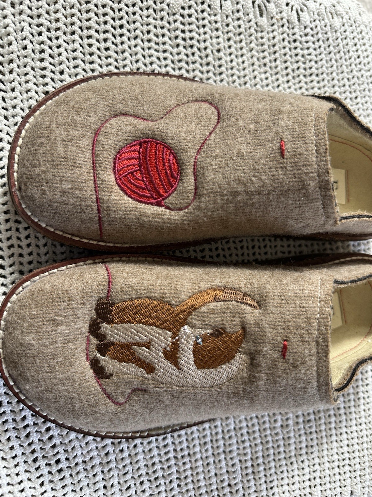 ED Ellen DeGeneres Embroidered Cat Yarn Slip-On Slippers Brown Women’s Size 5.5