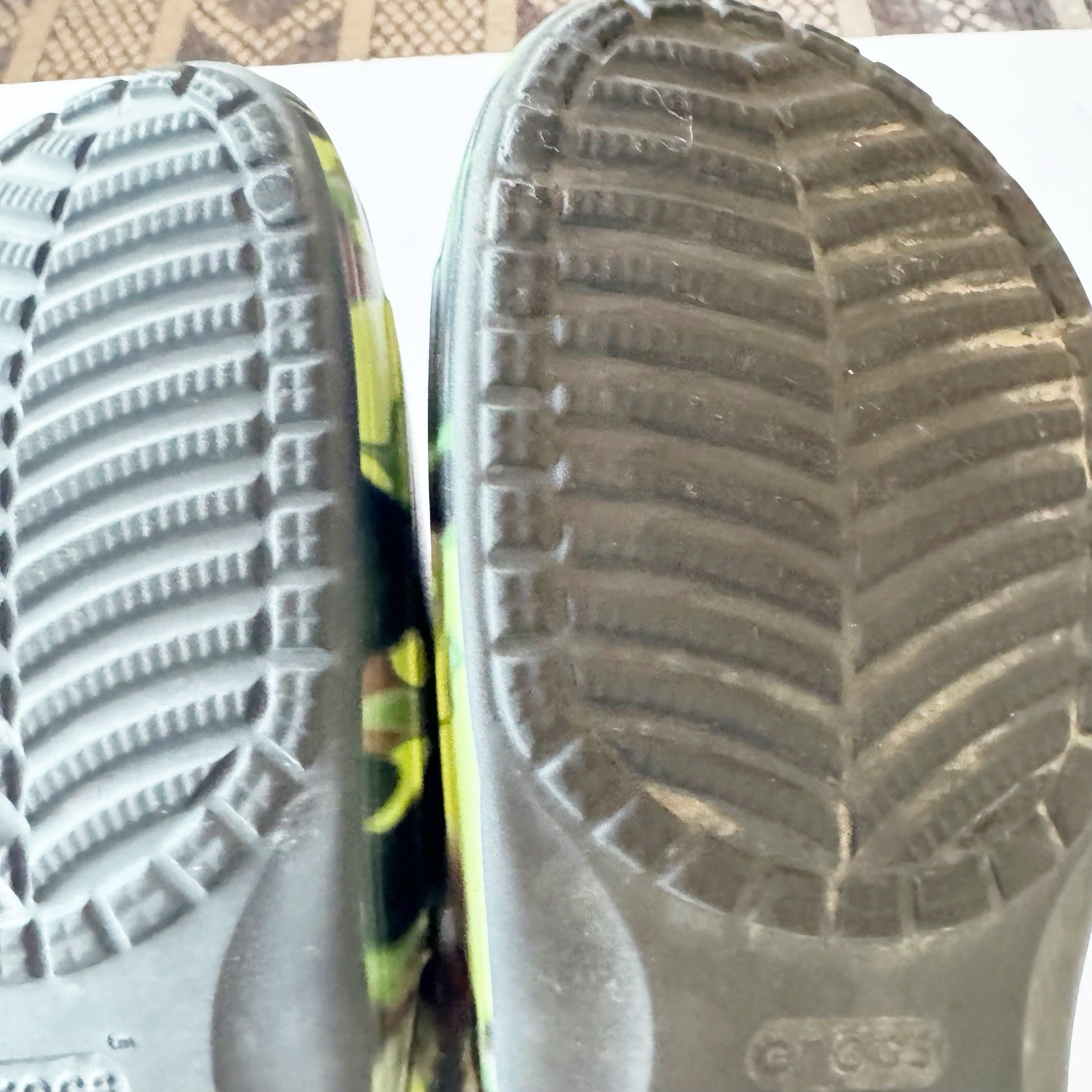 Crocs Classic Slides Camo Women’s 7 Youth Men’s 5 Bright Green Black Brown