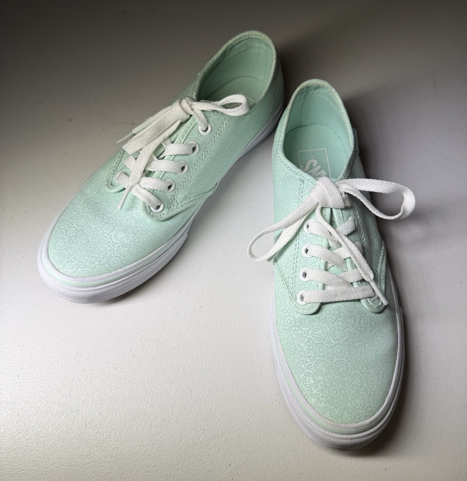 VANS 8.5 M Women’s Low Top Lace-Up Green Canvas Sneakers with Rubber Outsole
