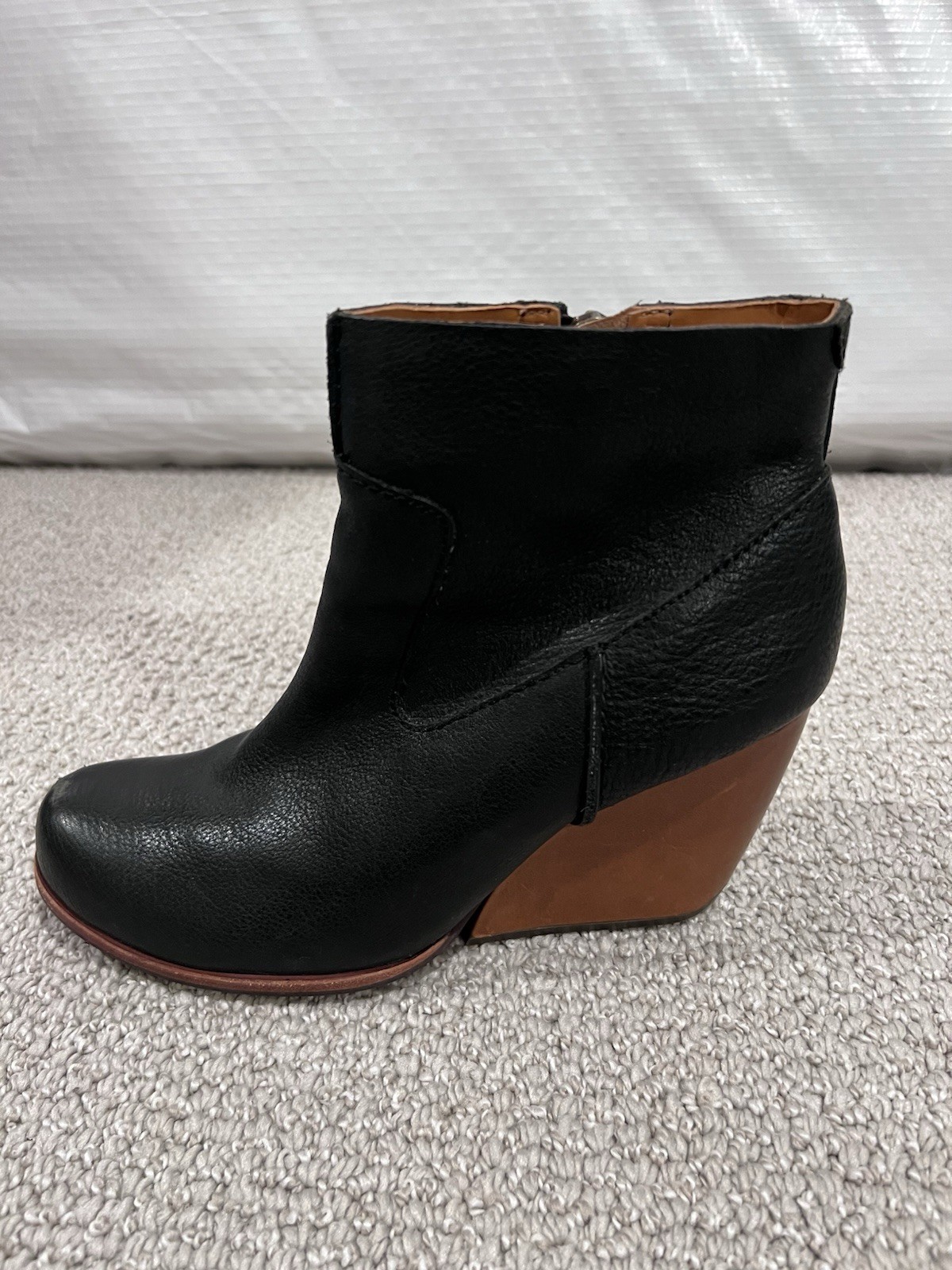 Kork-Ease Michelle Wedge Ankle Boots Wm Sz 8 Black Leather Booties Zip K27703