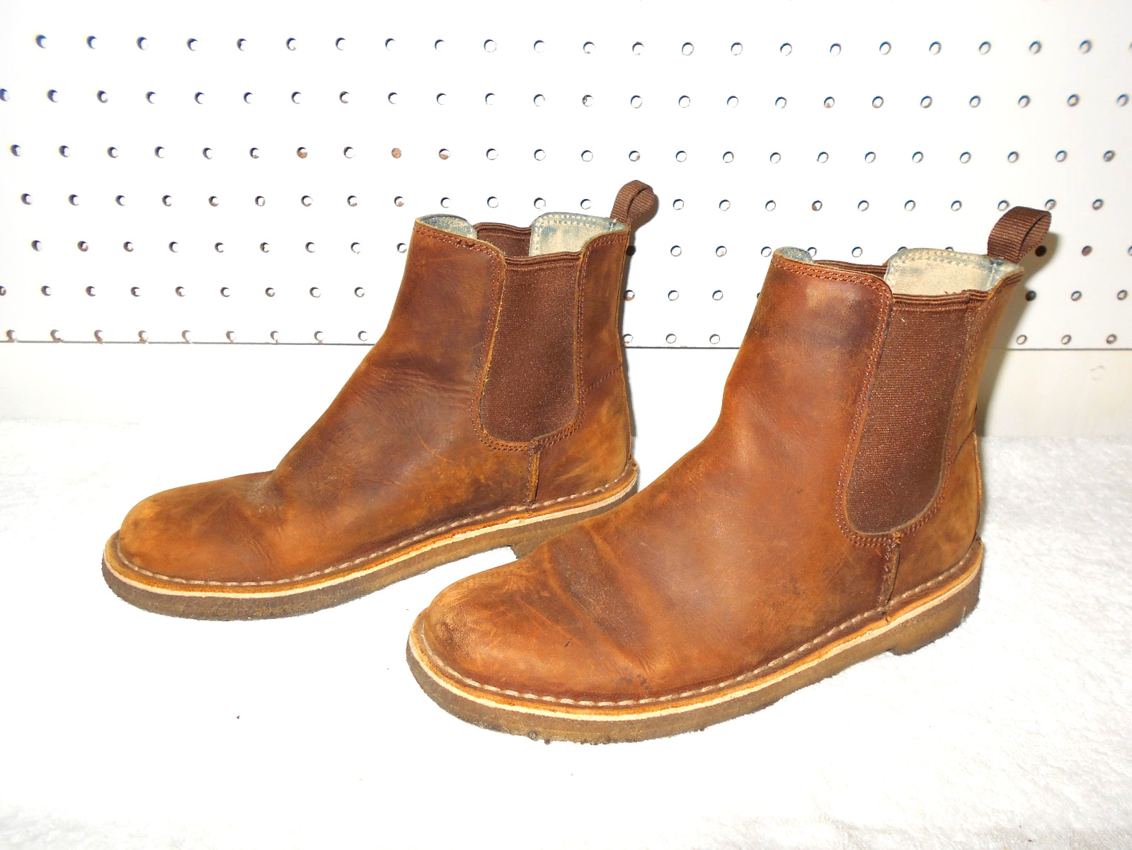 CLARKS ORIGINALS CREPE SOLE WOMENS USA 6.5 BROWN LEATHER DESERT BOOTS B3