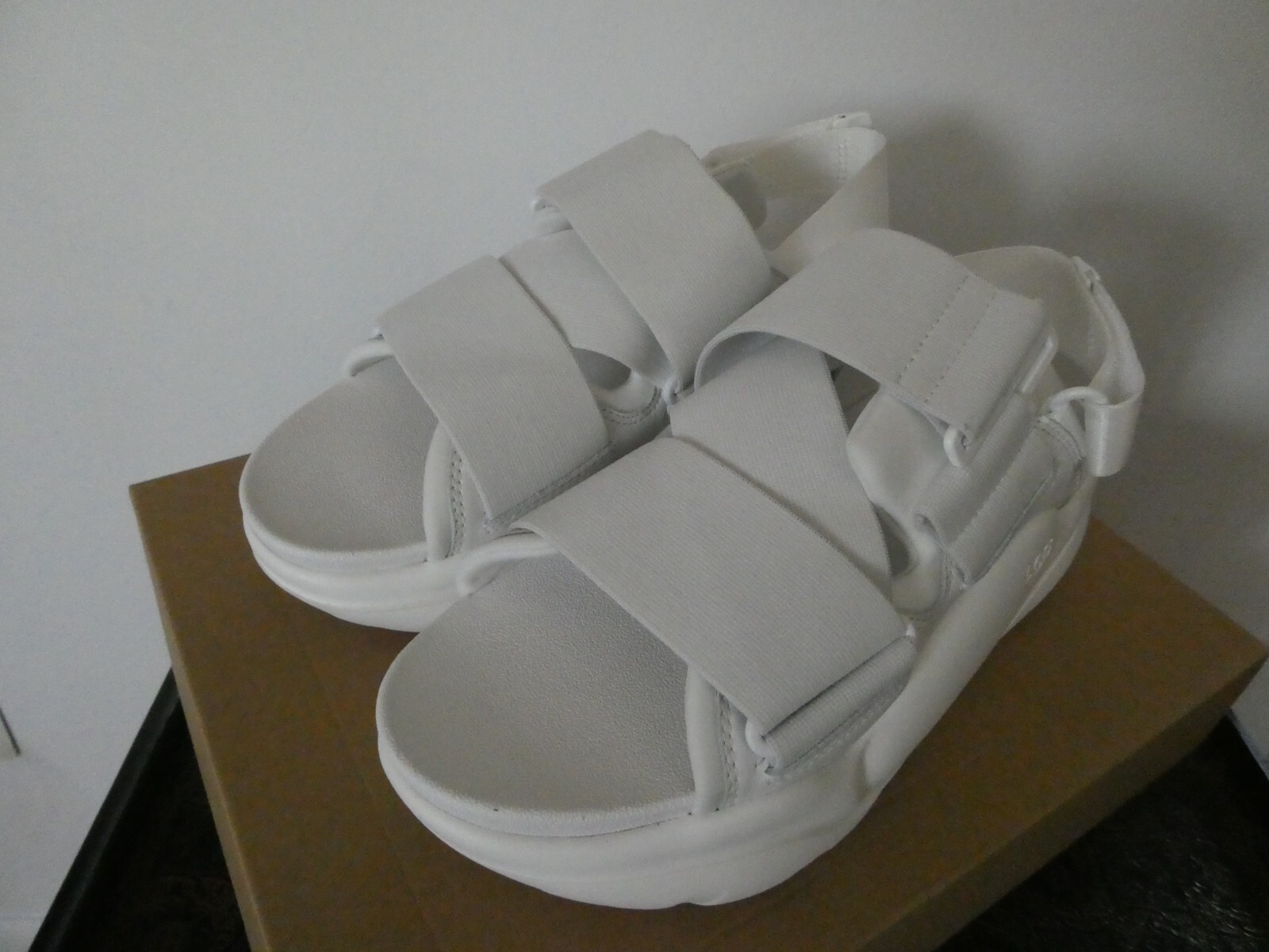 UGG LA STREET WOMEN PLATFORM SANDAL WHITE US 8.5 EU 39.5 Style# 1142891