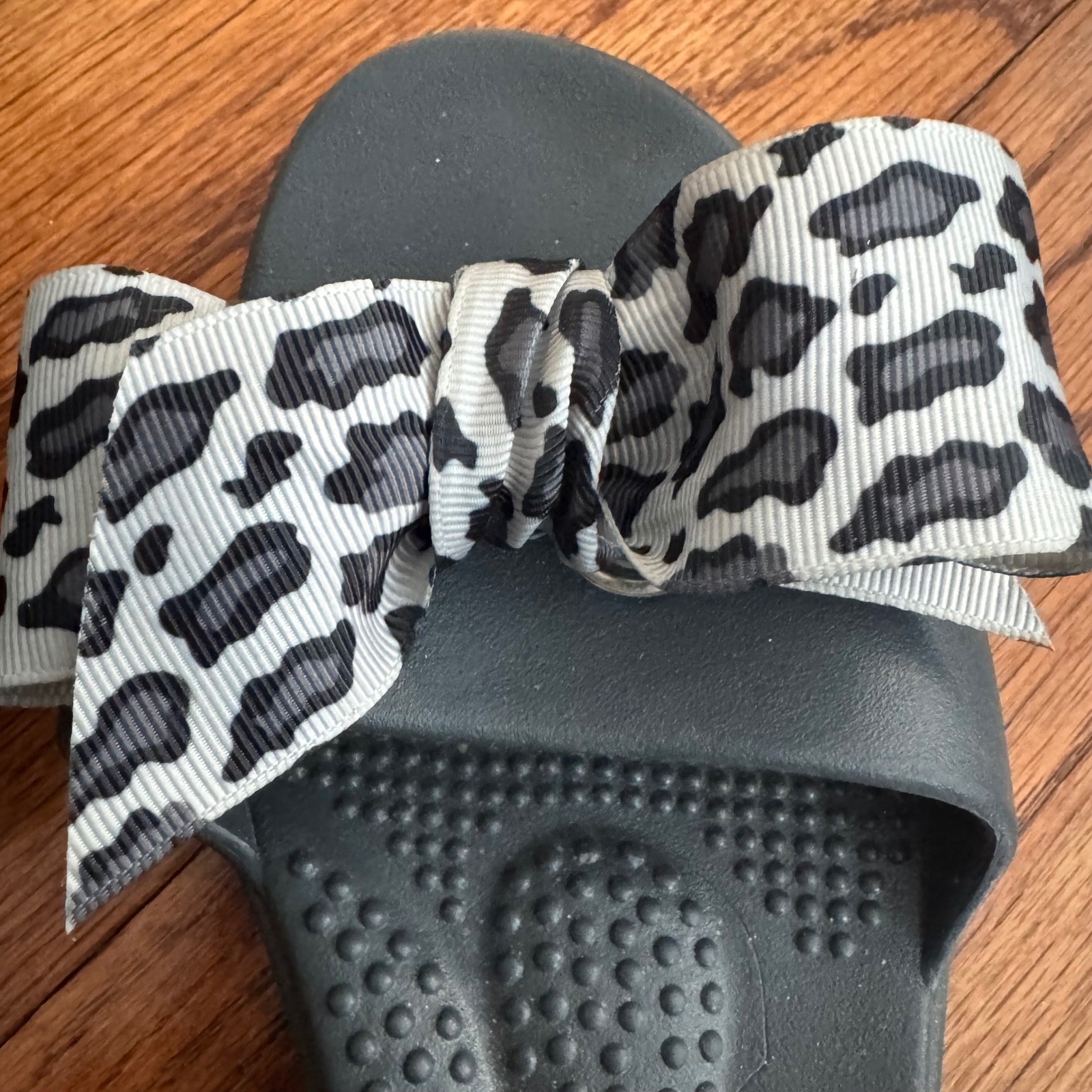 Oka B Grey Slide Leopard Bow Comfort sandal anti-microbial Made USA Medium Pool