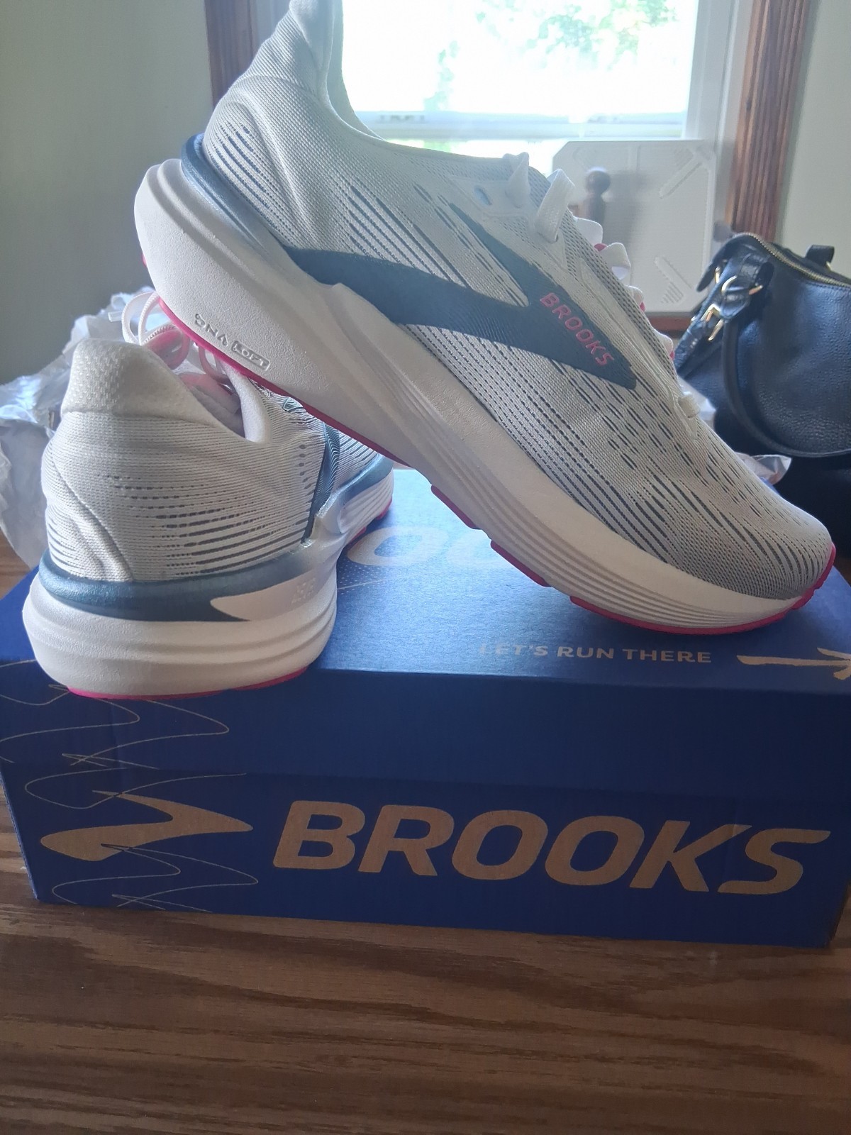 Brooks Revel 8 Womans Walk & Run Size 6.5 Brand New Never Worn.