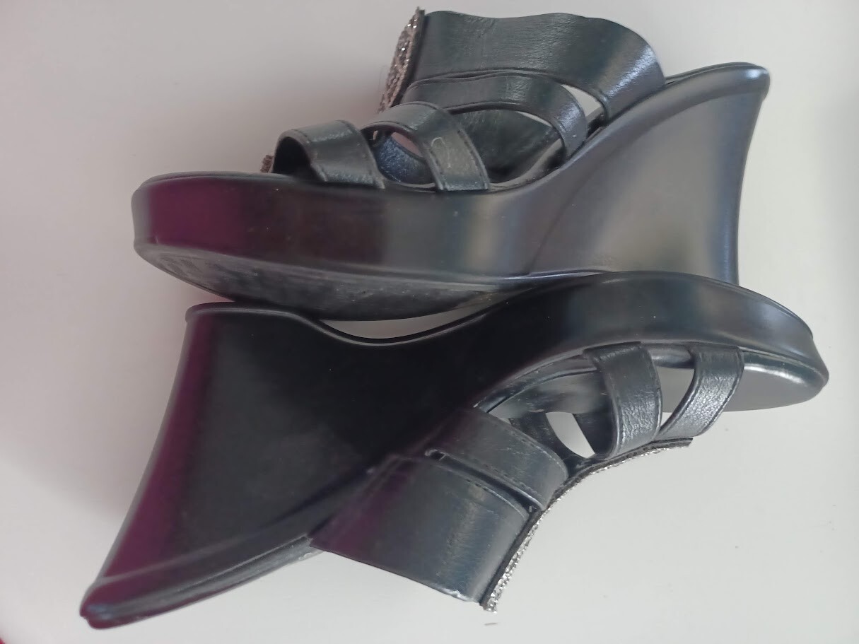 Italian Shoemakers Frankie Black Wedge Rhinestones 7M Made In Italy 2.75” Heel