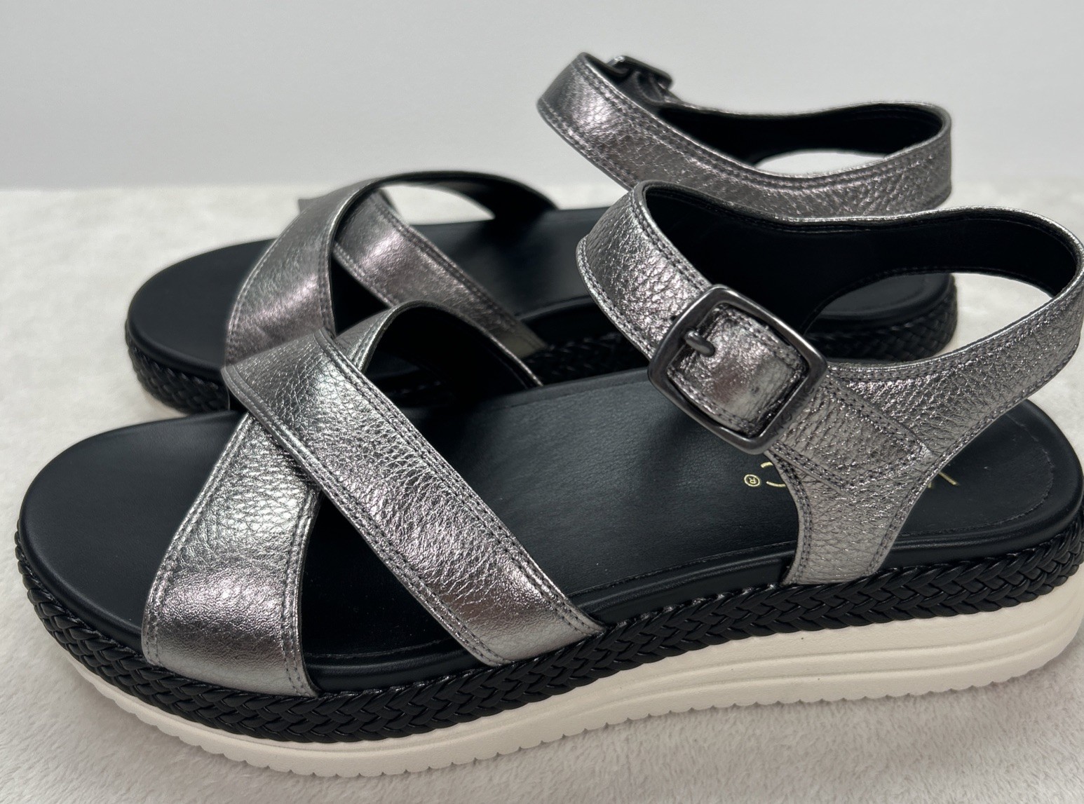 Vionic Women’s Mar Strappy Metallic Silver Leather Platform Sandals Sz 7 Comfort