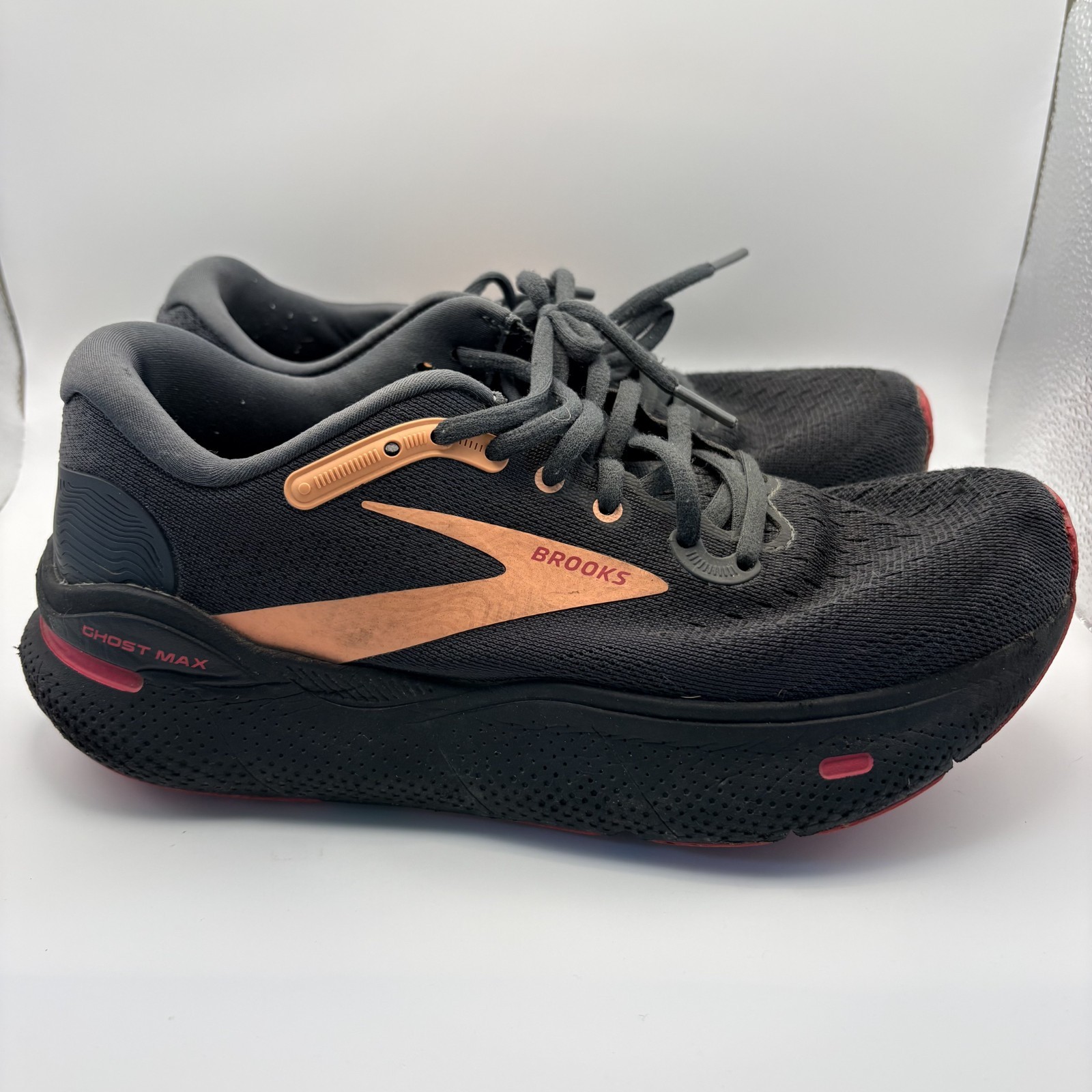 Brooks Ghost Max Black and Coral Womens Size 8.5 Breathable Sneaker Pre-owned