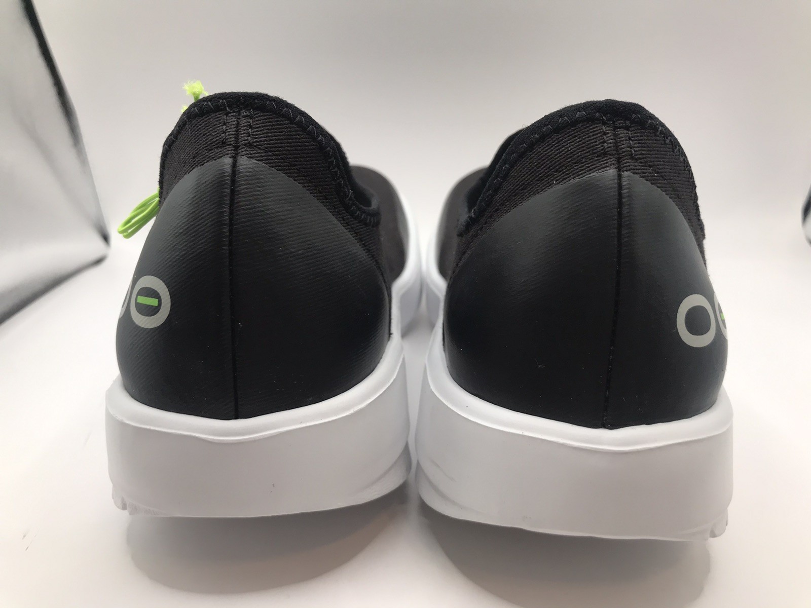 WOMEN’S OOFOS BLACK/WHITE OOMG EEZEE SLIP ON RECOVERY COMFORT SHOE SIZE 8.5 NWT
