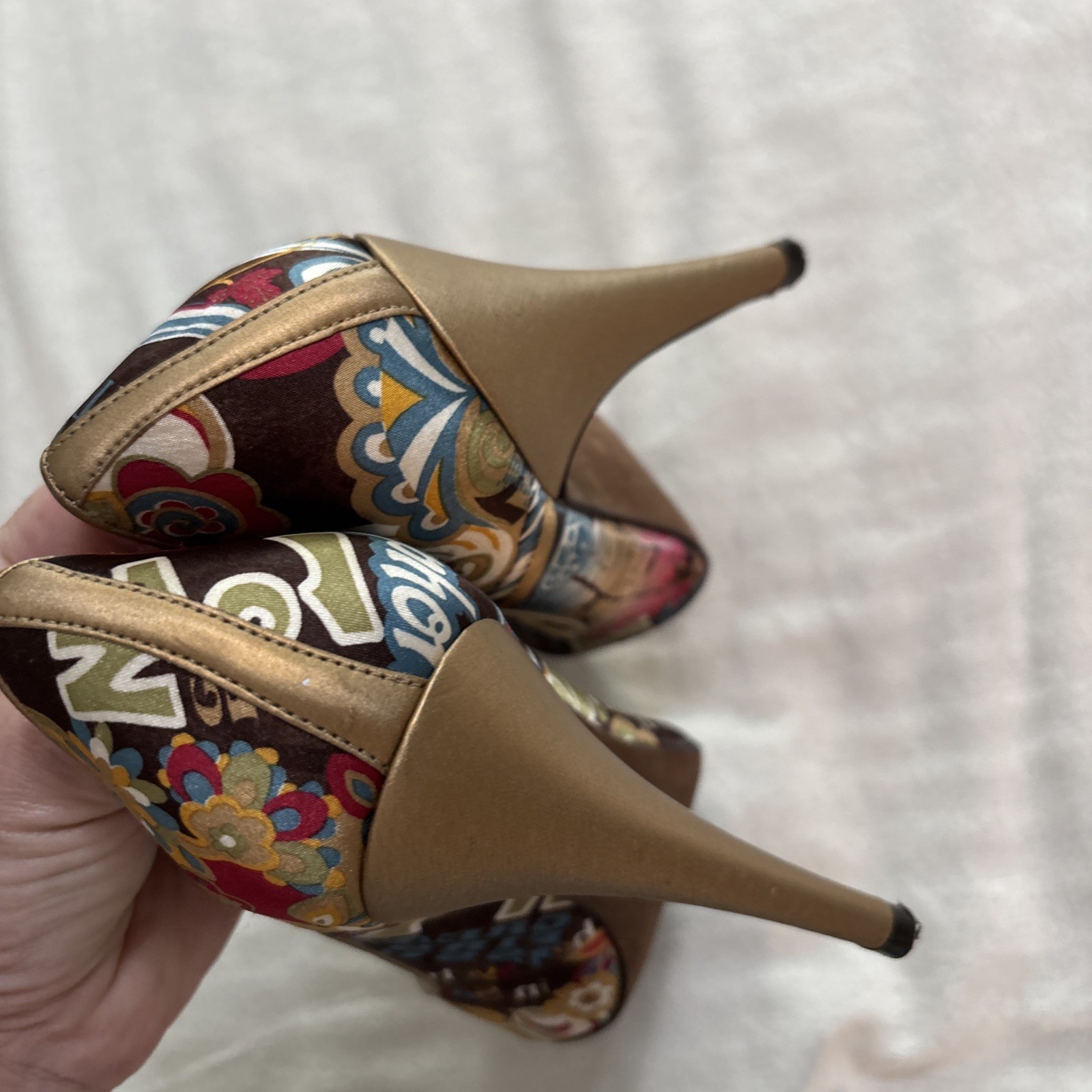 Carlos Santana Pounce Gold Graffiti Print Peep Toe Pumps Artsy Funky Retro 7.5
