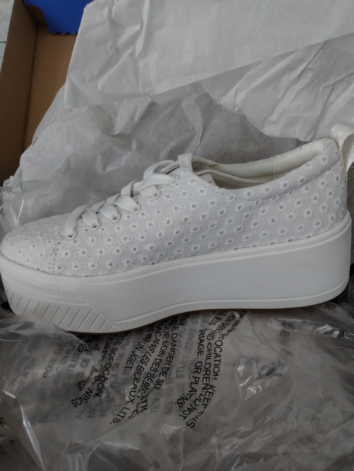 KEDS WOMEN’S SKYLER DAISY EYELET LACE-UP SIZE 6 NEW IN BOX/WRAPPED IN PLASTIC