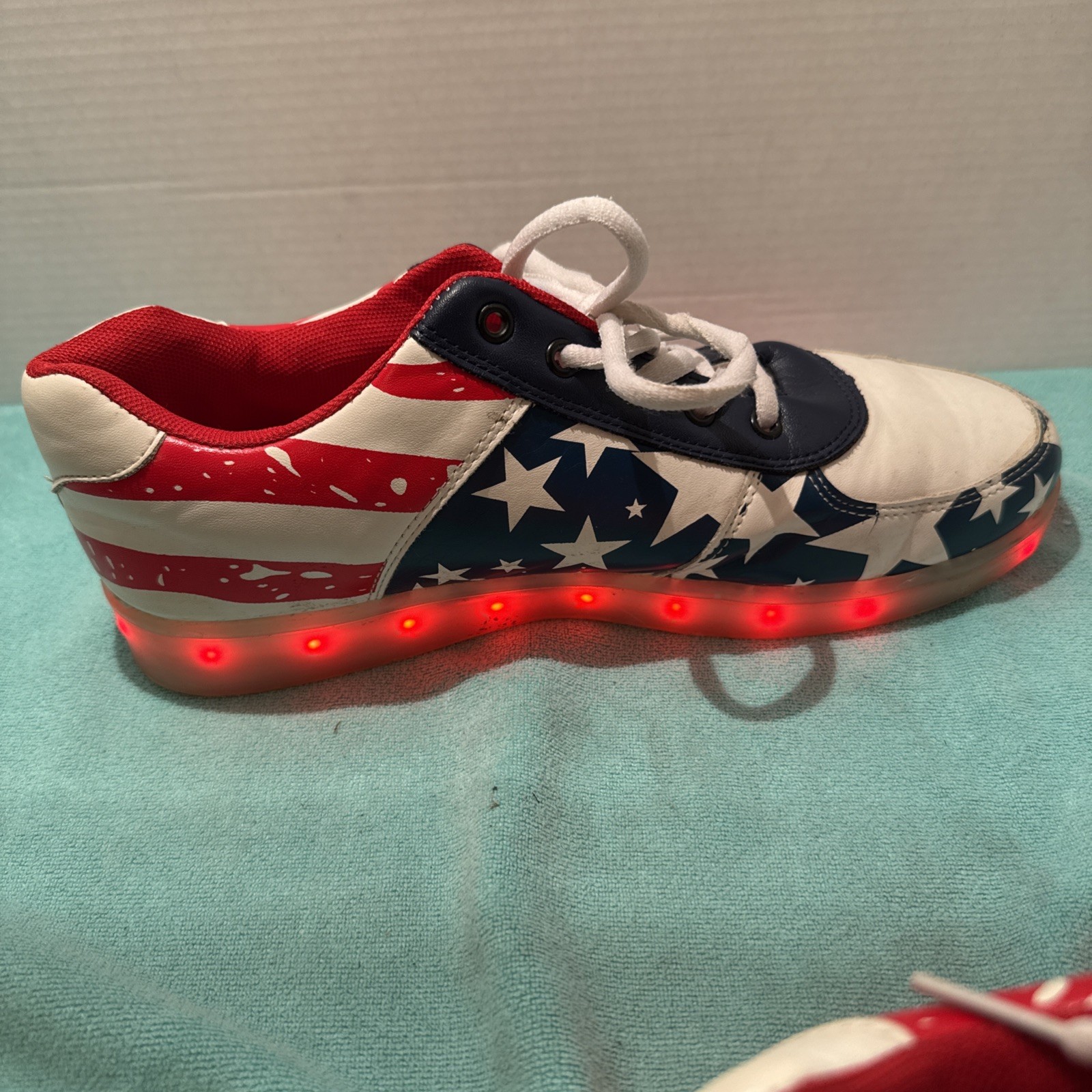uruoi Light Up Shoes USA American Flag LED Sneakers Size 9.5 Comes w/Charger