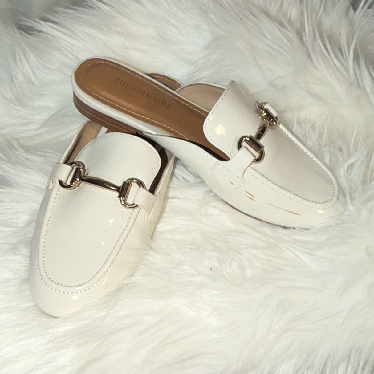 Cushionaire Women’s White Slip-On Flat Leather Sandals w/ Buckle, US 6.5