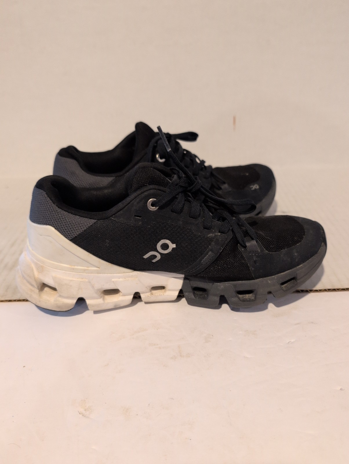 On Cloud Cloudflyer 4 Black White Womens Running Shoes Size 7.5