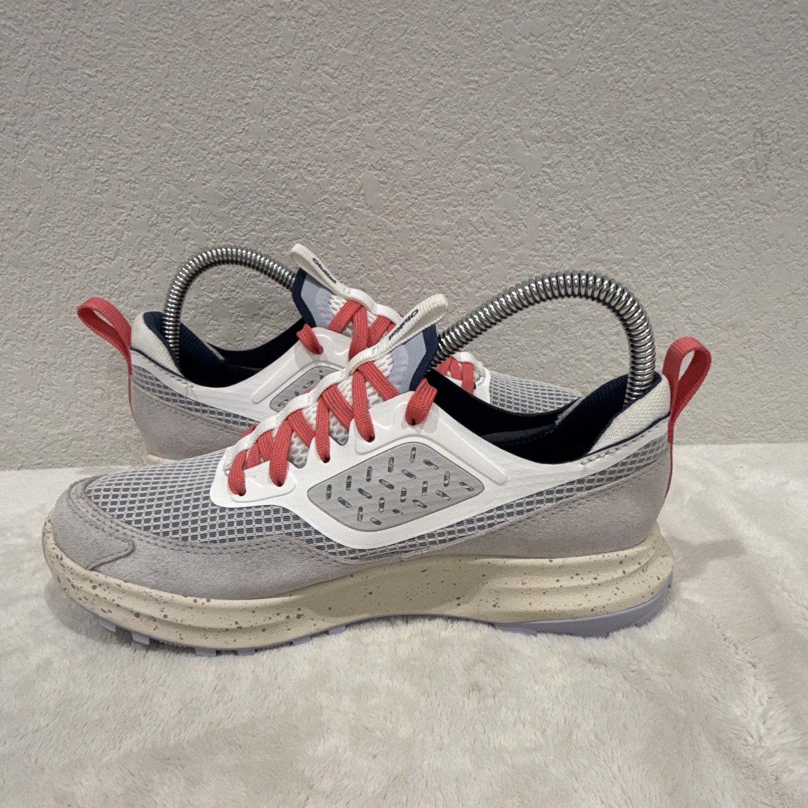 OluKai Mākiki Women’s Sz 7 Mesh Lace-Up Low Top Sneakers Gray/White/Red Rubber