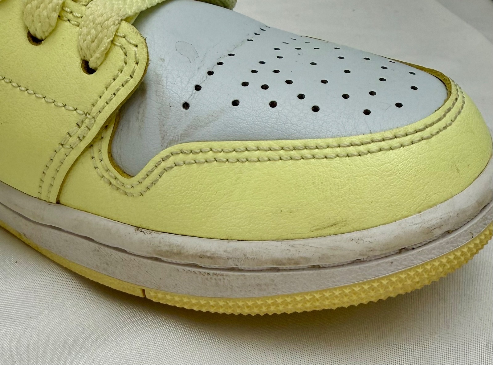 NIKE AIR Jordan 1 Low Lemonade US 8 WOMENS