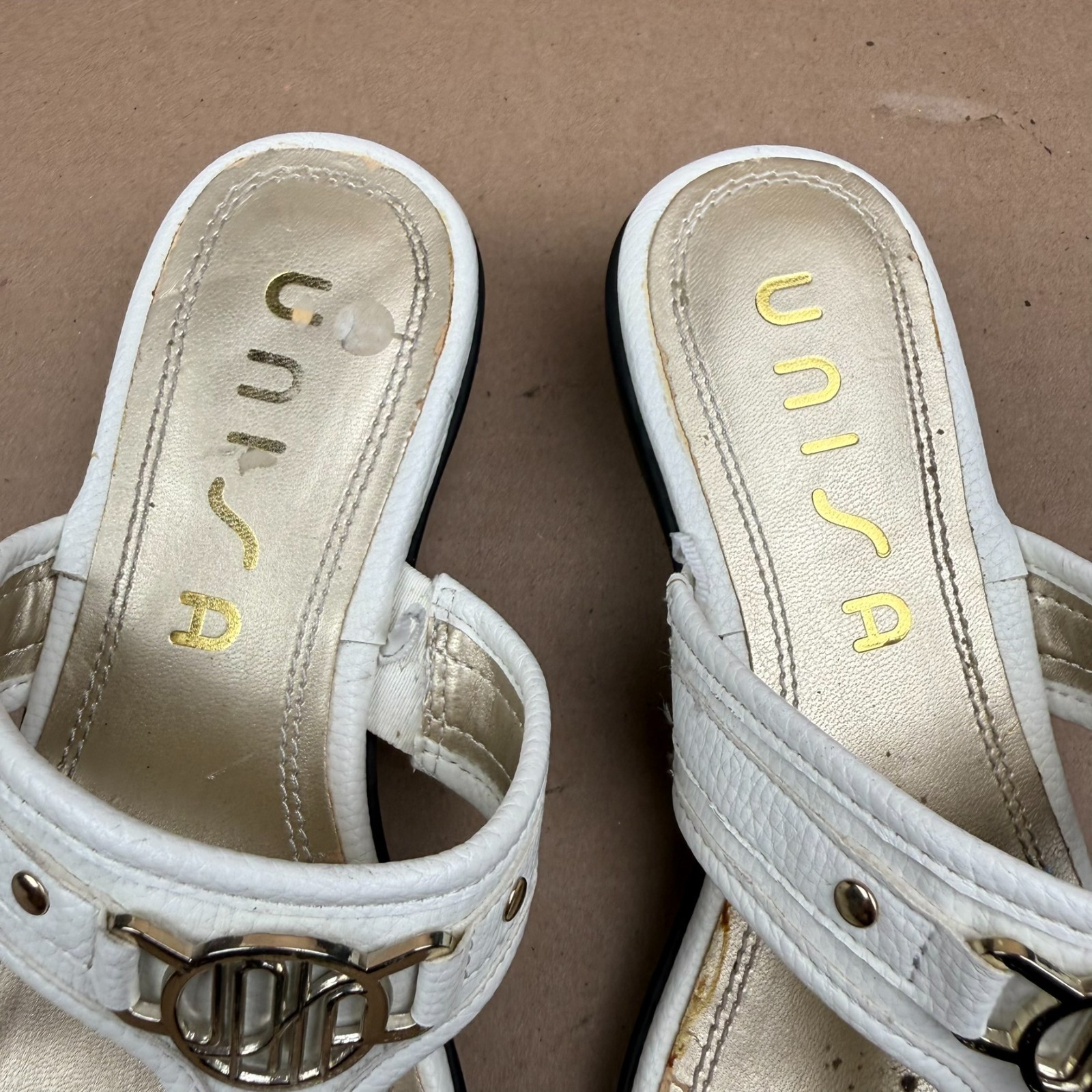 Unisa Sandals Womens 7.5M White Gold UNASHYR-R Thong Logo Slides Damaged