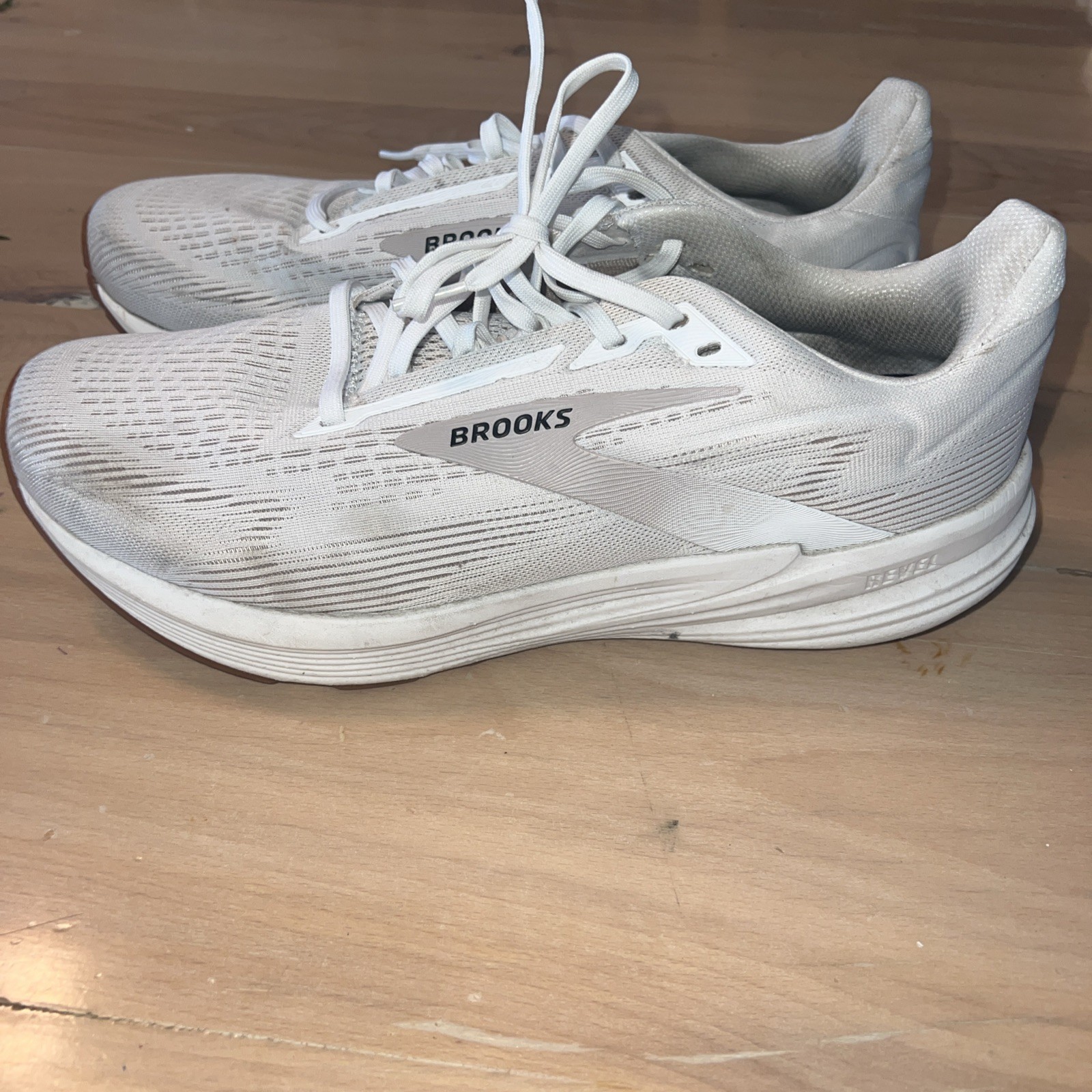 Brooks Revel 8 Women’s 12 Wide White Running Shoe Sneakers