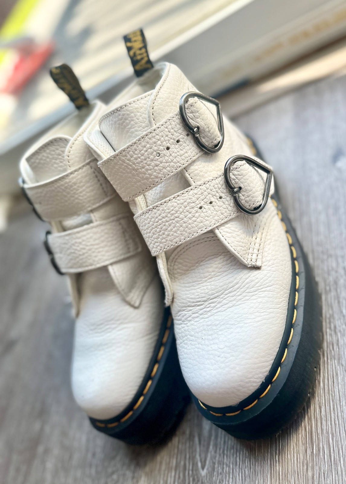 Dr Martens Devon Heart White Pebbled Leather Platform Boots Womens US 9 EU 41