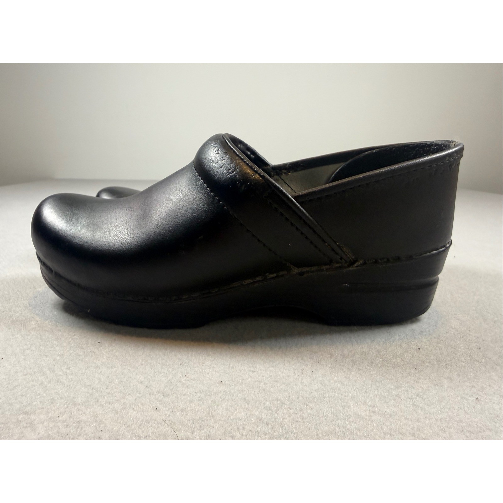 Dansko Professional Black Leather Clogs Womens Size 38 Slip On Comfort Shoes