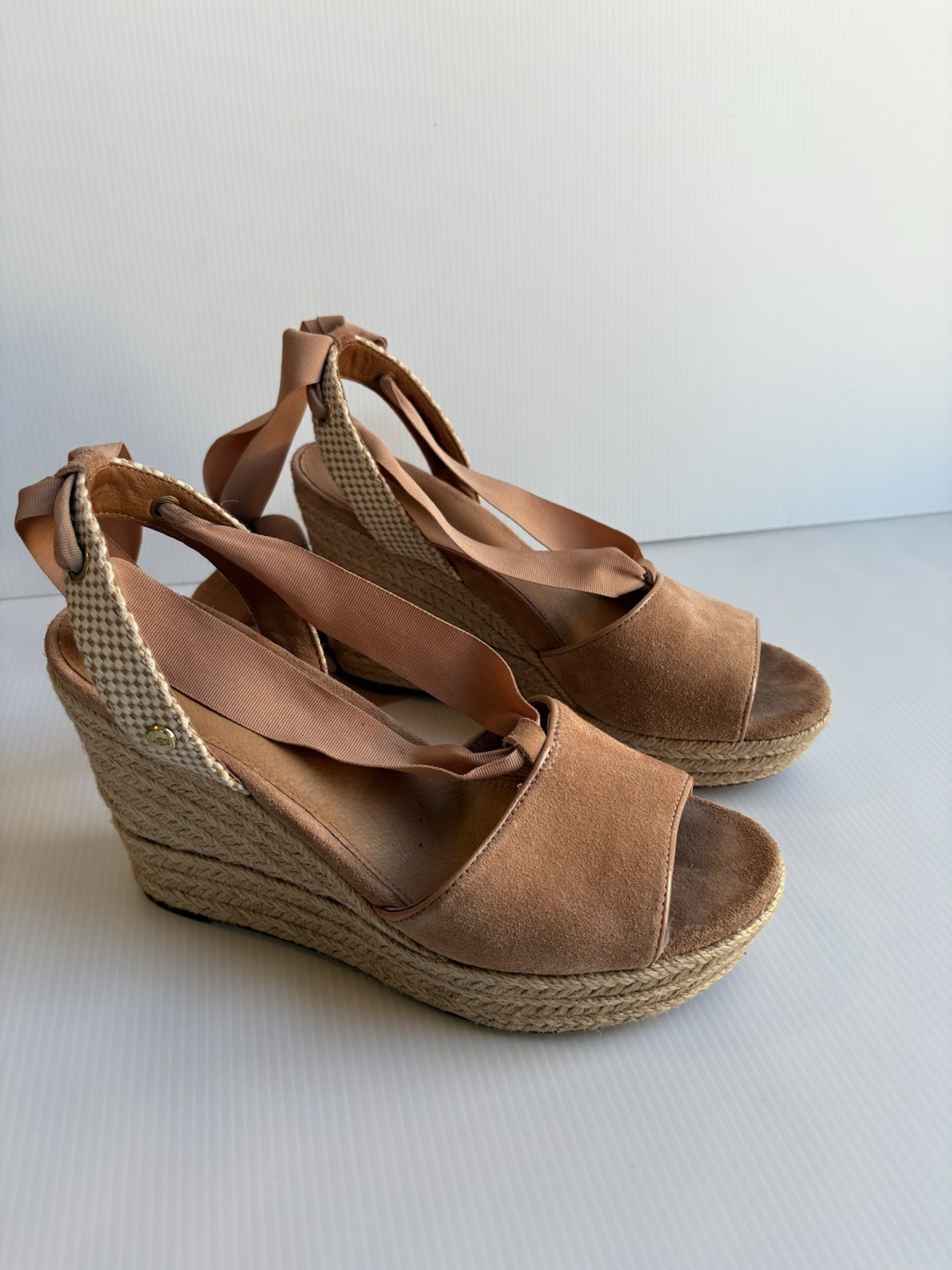 UGG Shiloh Wedge Espadrille Suede Sandals In Salmon Pink Size 7.5 EUC