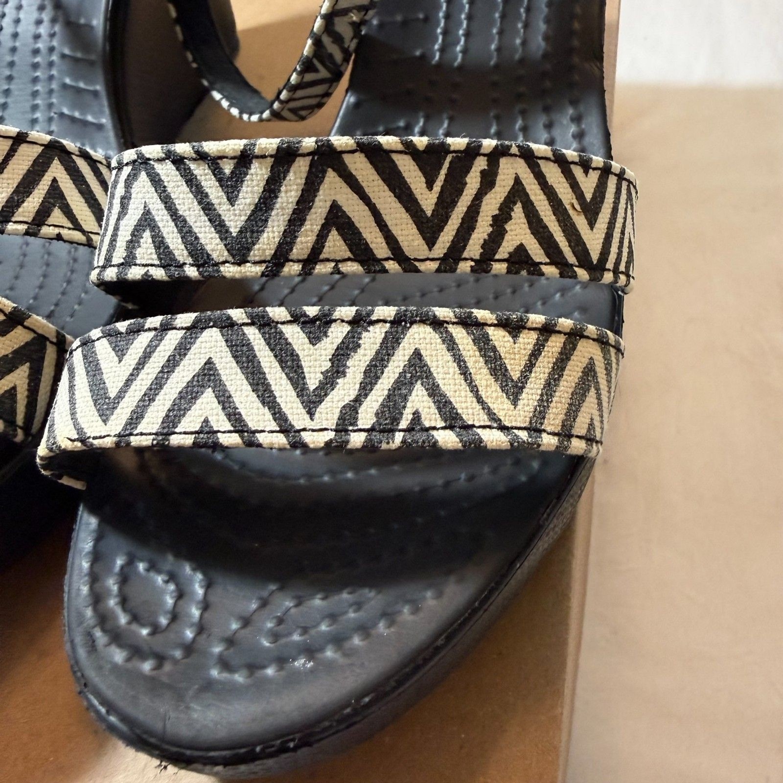 Crocs Leigh Graphic Wedge Sandals Black White Chevron Sz 9