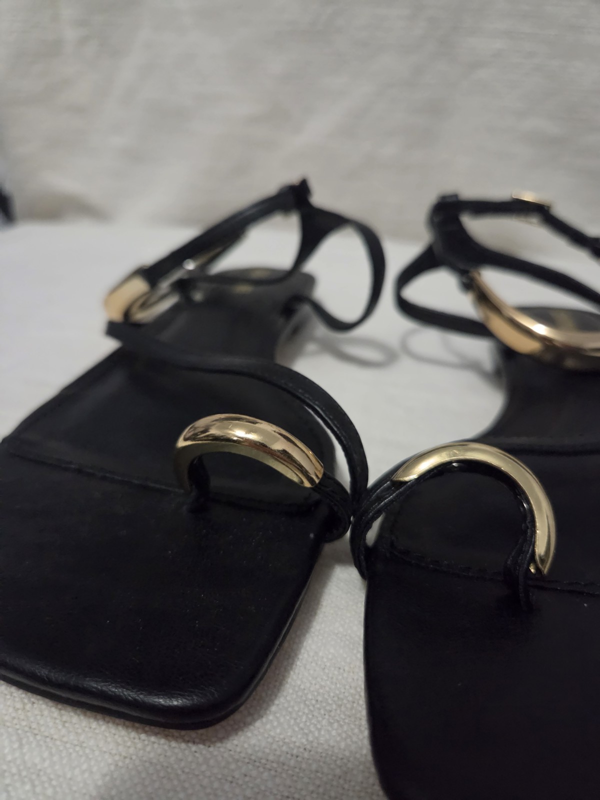 NWOT Cushionaire Secret Flat Sandals Black Gold Ankle Cuff Toe Ring, Size 9