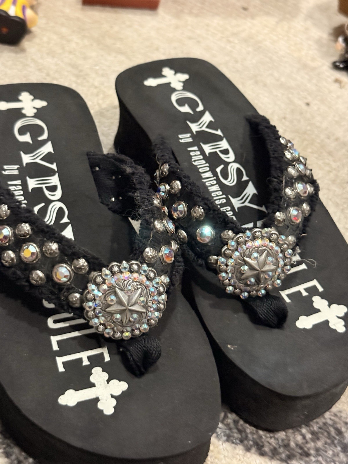 Gypsy Soule Women’s Black Flip Flop Sandals Rhinestone Stud Medallion 7