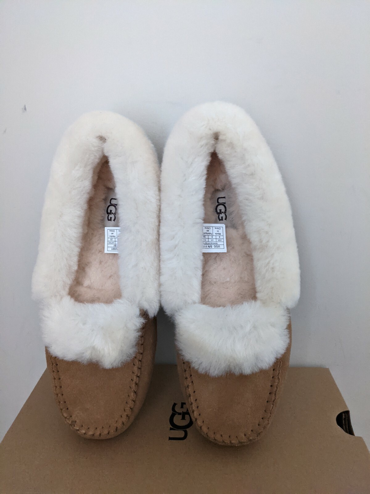 Ugg Australia Womens Dakota Spill Seam moccasin Size 9 NIB