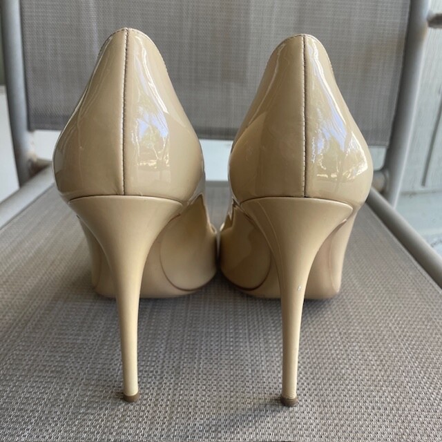 M. Gemi Patent Leather Nude Cream Pumps Heels Pointed Toe Sz 40 US 9 EUC