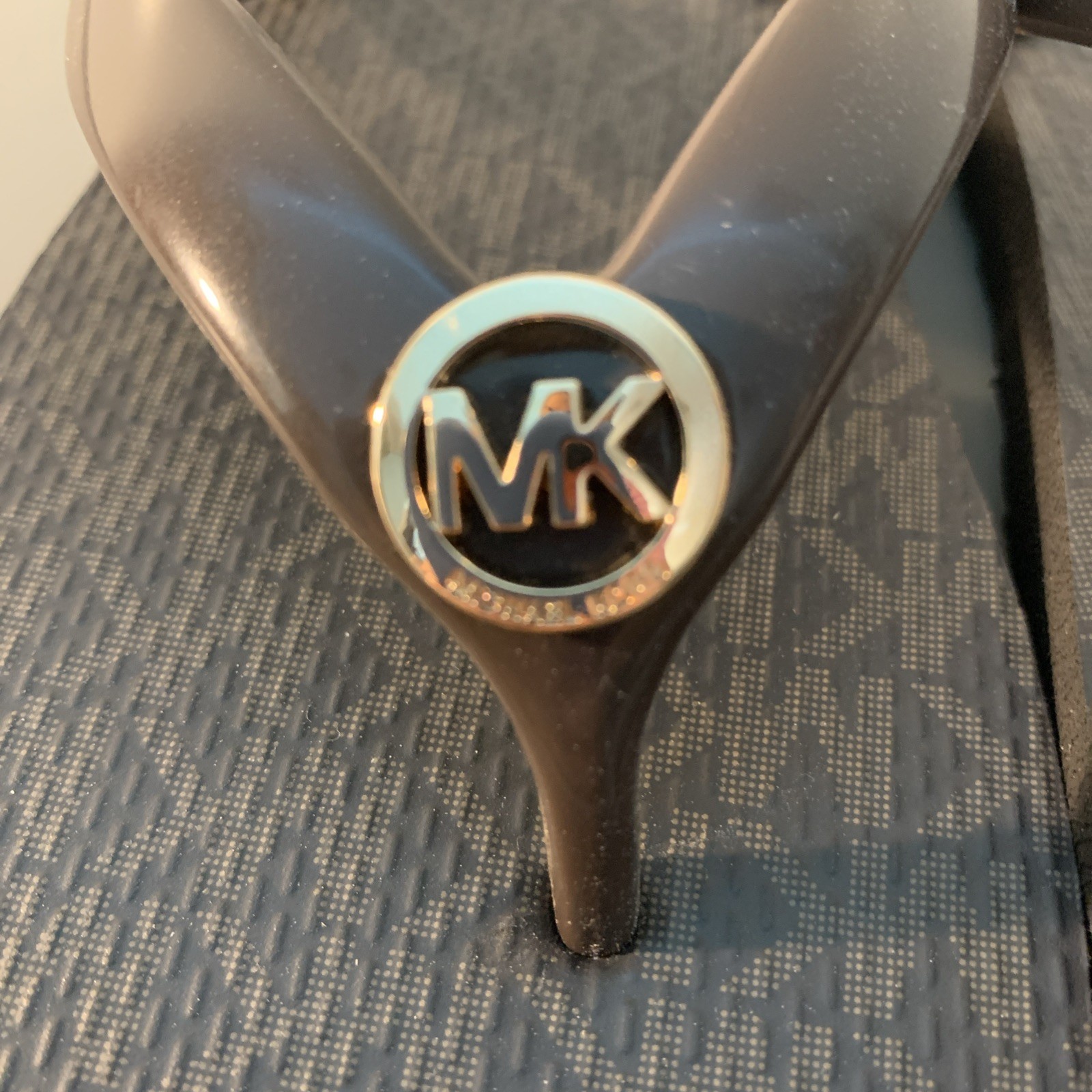 New MICHAEL KORS Women’s 9 Brown / Gold Metal MK Charm Logo Flip Flops MSRP $75