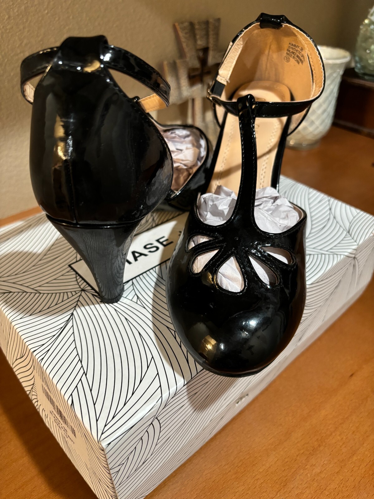 Chase & Chloe New Kimmy-Women’s Teardrop Cut Out T-Strap Mid Heel Dress Pumps