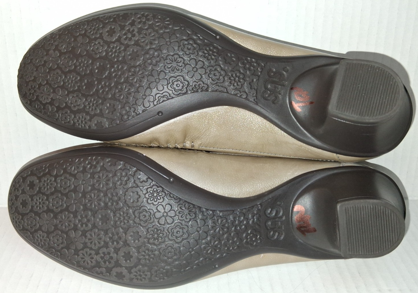 SAS Sonyo Slip On Heel Patent Leather Tan Beige Pumps Shoes sz 7.5 M Excellent
