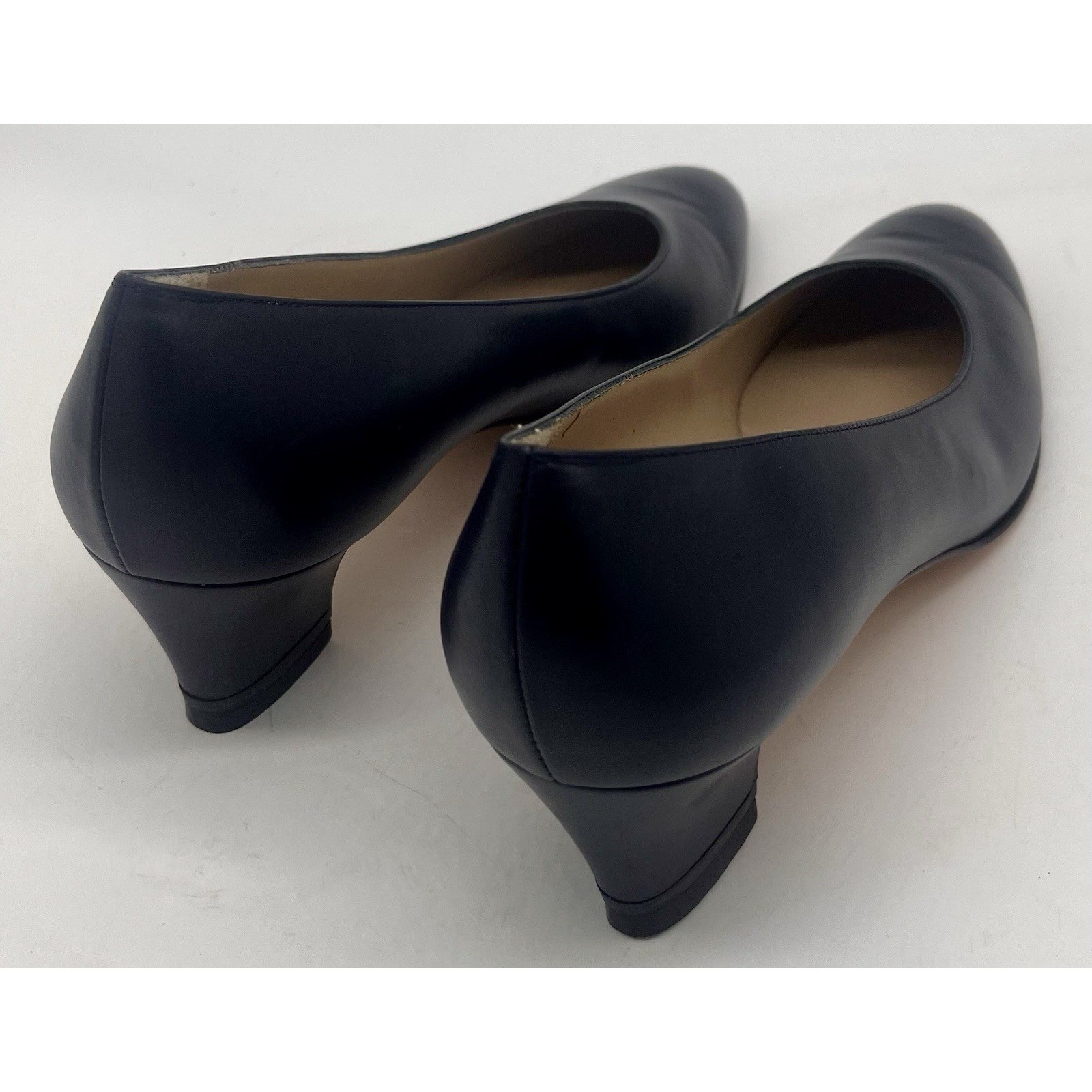 Vintage Salvatore Ferragamo Navy Leather Pumps Low Heel Size 8.5 AAA Made Italy