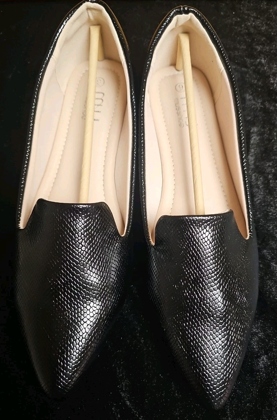 New Musshoe Womens Flat Black Snakeskin Design Size 9