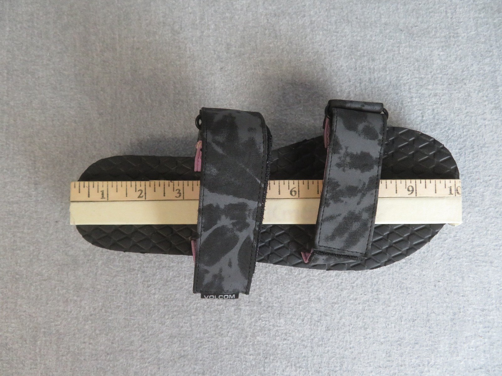 Volcom Sandals Black w/Purple Lining – Unsized about an 8, 10″ Footbed
