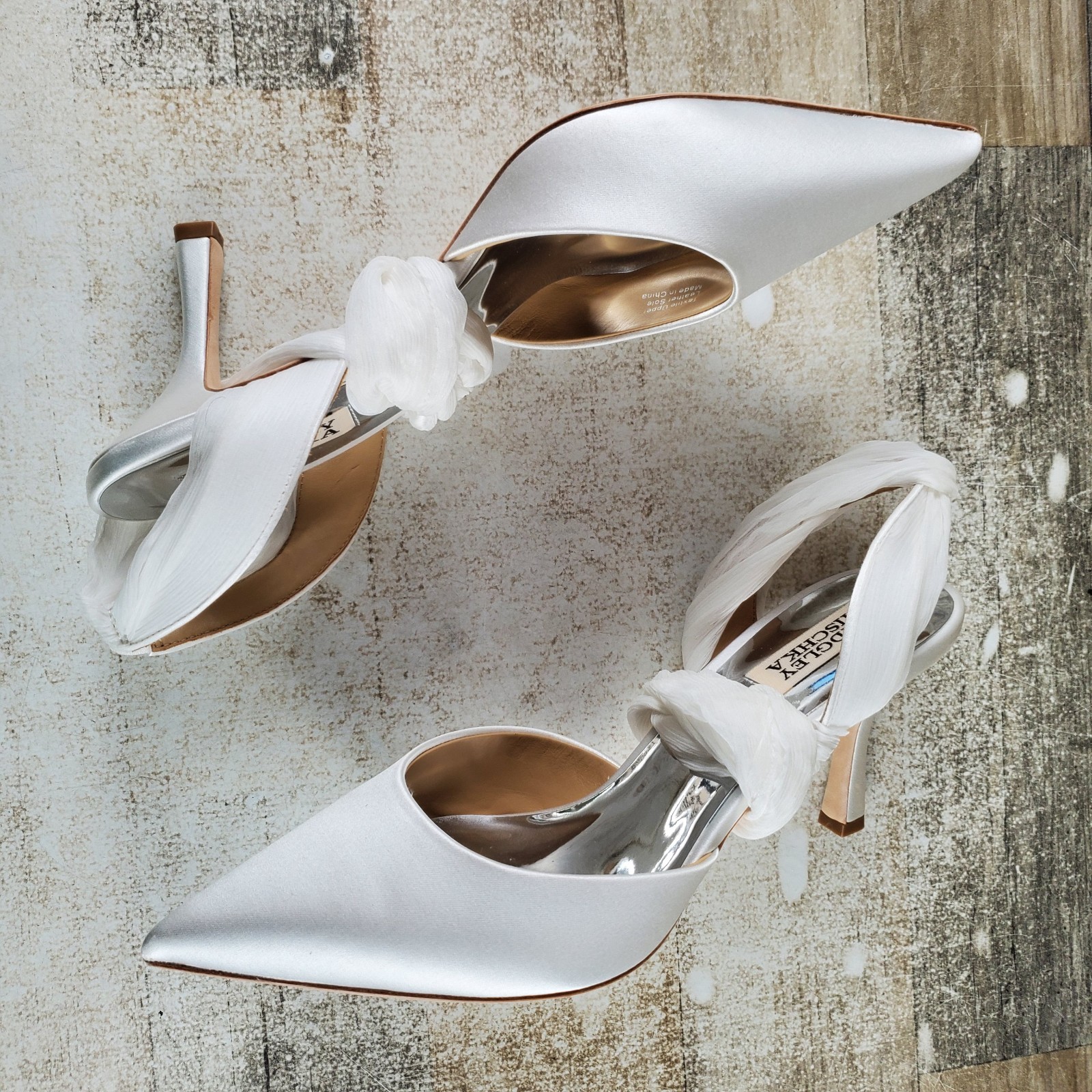Badgley Mischka Blaze Womens Pump Sz 8.5 White Satin Leather Slip On Pointed Toe