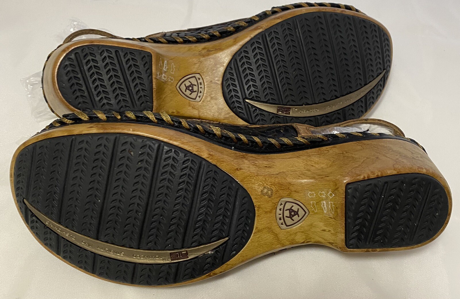 Ariat Women’s Two Tone Leather Open Toe Strap Back Sandals 2″ Heel Size 8.58″